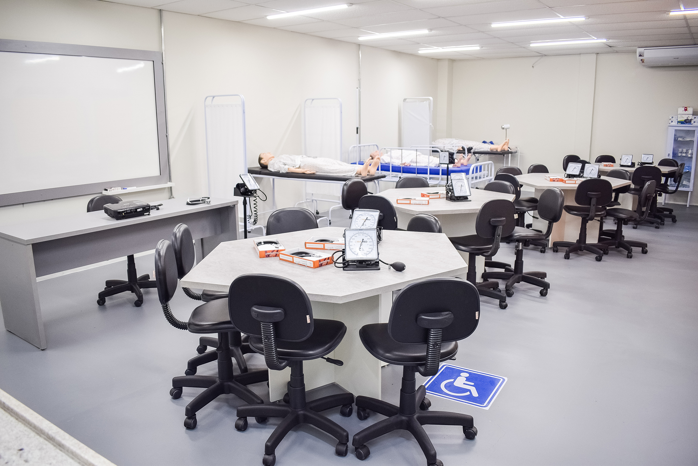 Laboratórios equipados para aulas práticas